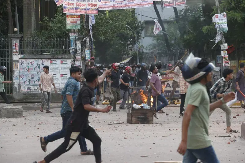 Jubo League and Chhatra League men chase the protesting students at Science Lab in the afternoon on 16 July, 2024.