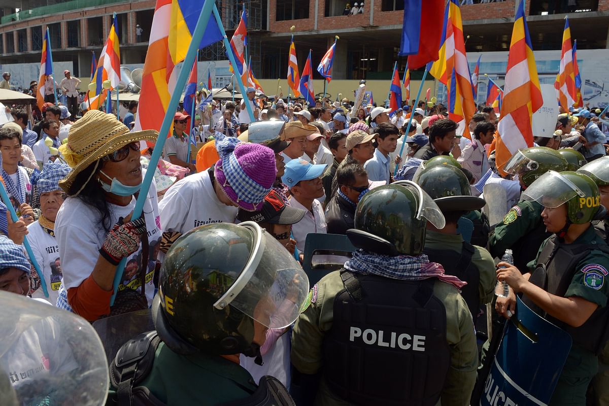 Cambodian police block pedestrians and trade union activists during a protest near the Phnom Penh Municipal court on 25 April. Protestors were demanding release of 23 Cambodian activists and workers arrested during a deadly crackdown on a garment industry strike in January. Photo: AFP