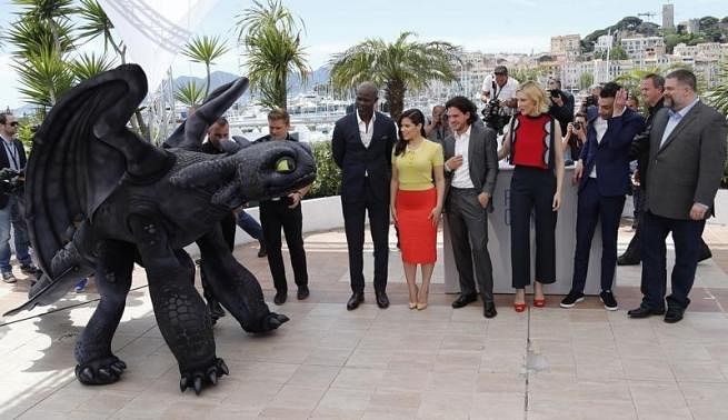 Director Dean DeBlois (R), cast members (L-2ndR) Djimon Hounsou who voices Drago Bludvist character, America Ferrera who voices Astrid character, Kit Harington who voices Eret character, Cate Blanchett who voices Valka character, and Jay Baruchel who voices Hiccup character, pose with a figure of Toothless the Dragon character during a photocall for the film 'How to Train Your Dragon 2' out of competition at the 67th Cannes Film Festival in Cannes May 16, 2014. Photo: Reuters