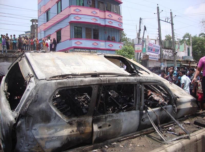 The charred vehicle that was carrying murdered upaizla chairman Ekramul Haque remains stranded by a road at Feni Sadar upazila on Tuesday. Photo: Prothom Alo