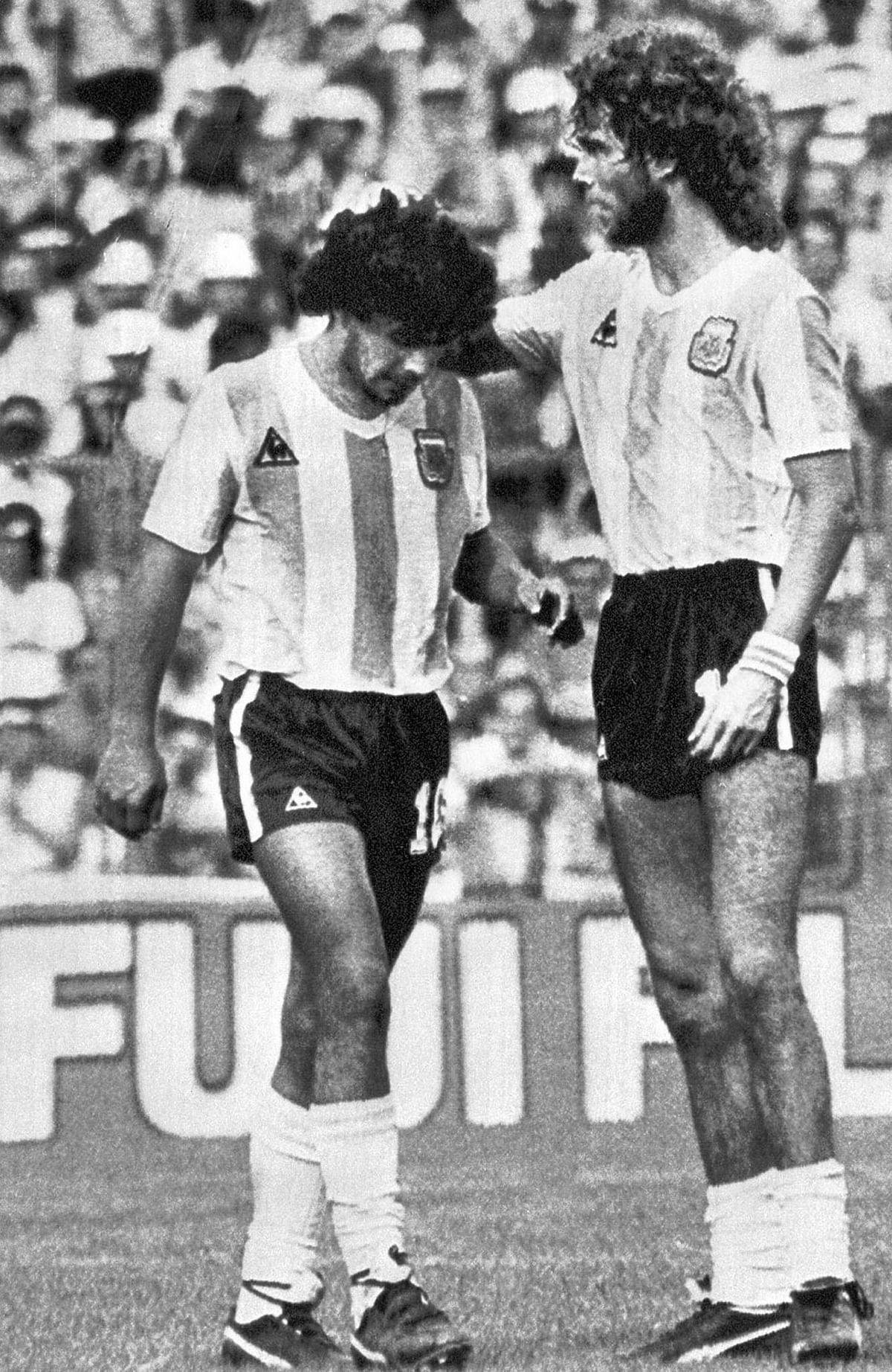 Argentinian defender Alberto Tarantini (R) comforts midfielder Diego Maradona as he walks off the field after being sent off by Mexican referee Mario Rubio 02 July 1982 in Barcelona during the World Cup second round soccer match between Brazil and Argentina. Brazil beat Argentina 3-1. Photo: AFP