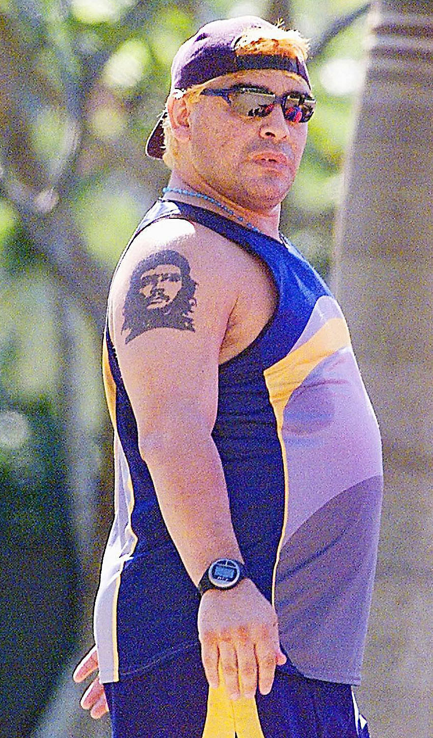 Former Argentine soccer star Diego Maradona takes a walk around the Las Praderas hotel in Havana where he is under treatment for drug abuse 22 January 2000. Photo: AFP