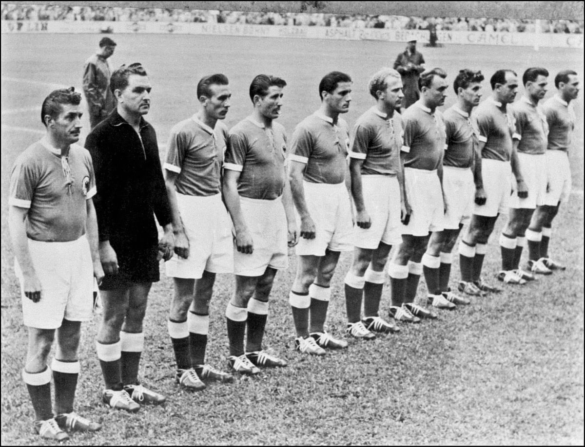 Picture taken in 1954 of the German national team lining up before the start of a soccer match. Photo: AFP