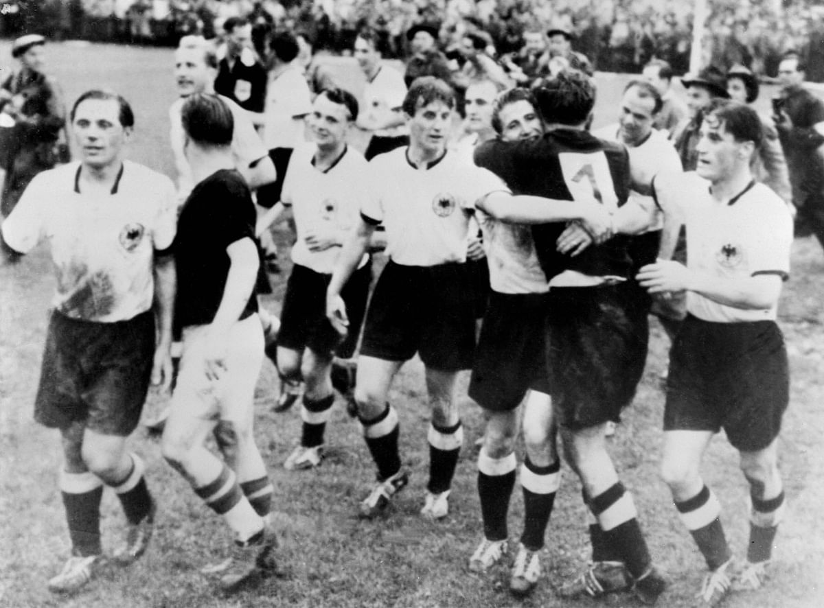 Hungarian forward Ferenc Puskas (2nd L, dark jersey) congratulates German players after their victory over Hungary (3-2) in the World Cup final, 04 July 1954 in Bern. Photo: AFP