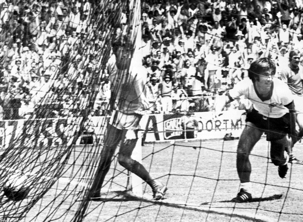 West German forward Gerhard Müller (R) celebrates after scoring the winning goal in the extra time period past English goalkeeper Peter Bonetti (L) in the World Cup quarterfinal soccer match against England on 14 June 1970 in Leon. West Germany beat England 3-2 to advance to the semifinals. (At the end of regulation time, the score was tied at 2). Photo: AFP