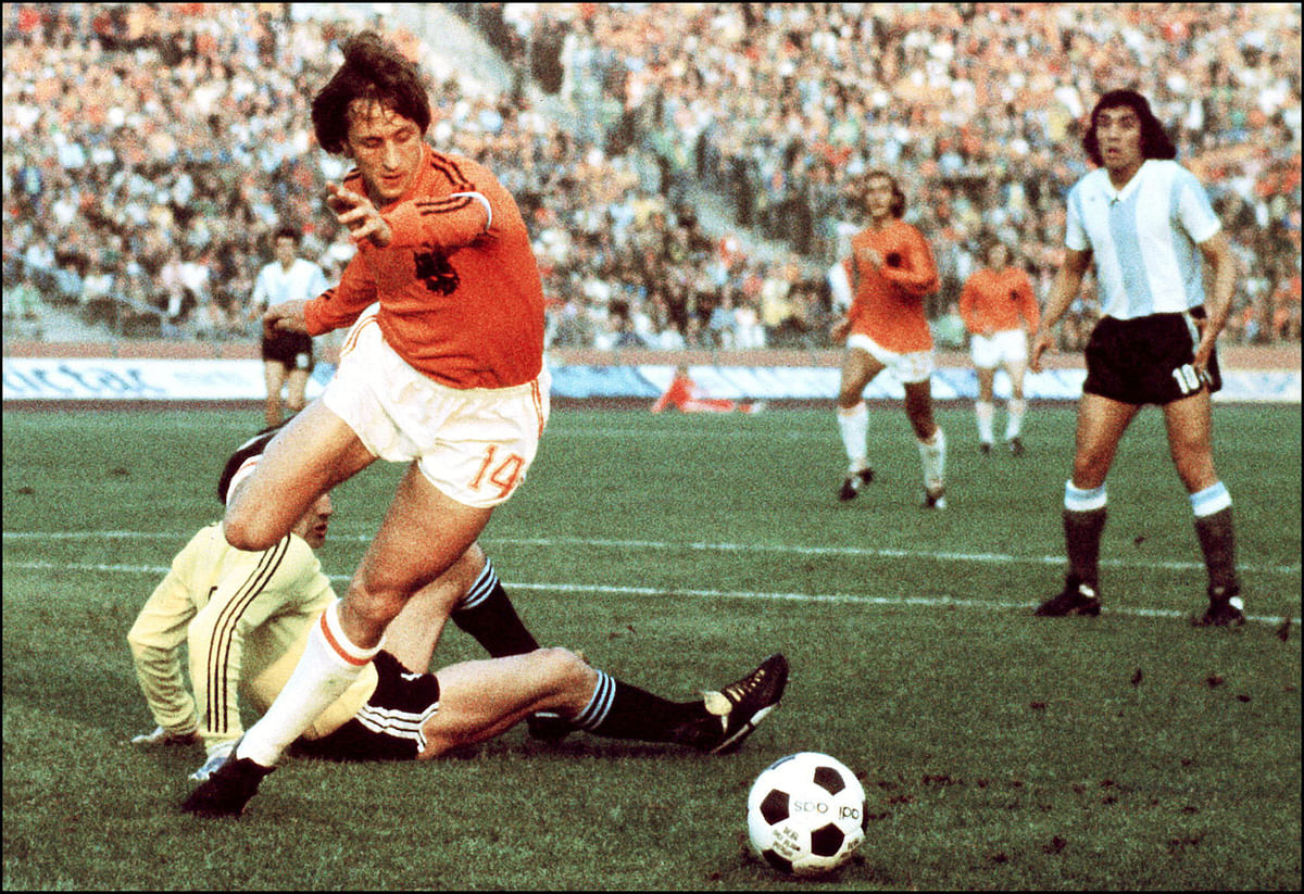 Holland's national soccer team captain Johan Cruyff dribbles past Argentinian goalkeeper Carnevali to score his team's second goal 26 June 1974 in Gelsenkirchen during their World Cup quarterfinal match. Holland beat Argentina 4-0. Photo: AFP