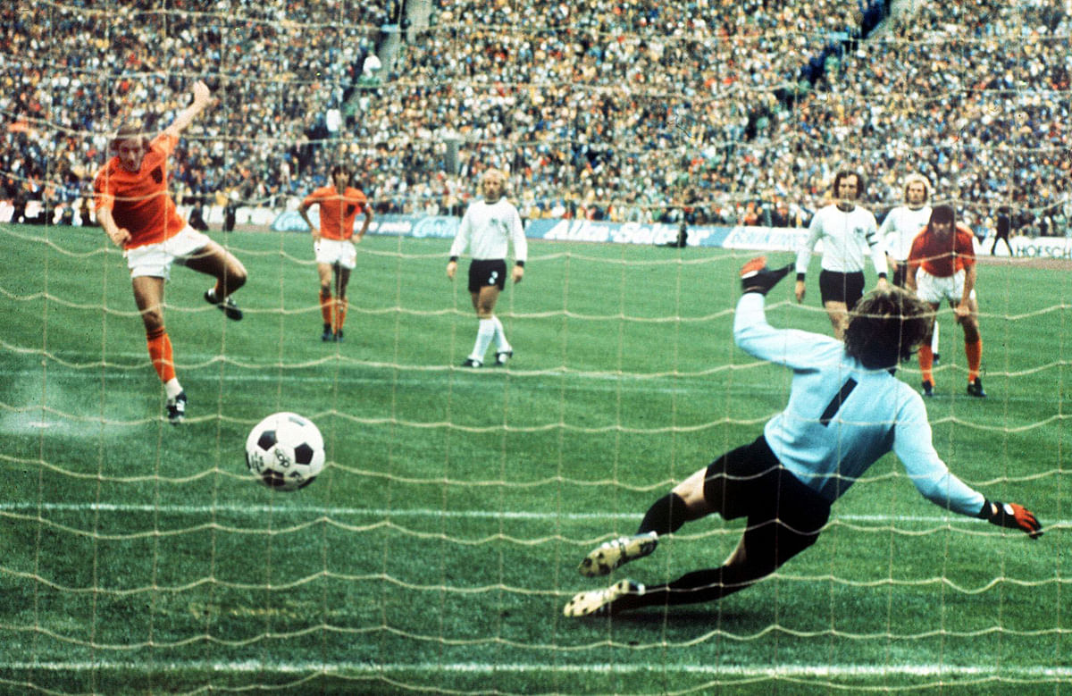 Dutch midfielder Johan Neeskens scores the opening goal on a penalty kick as he beats West German goalkeeper Sepp Maier on 07 July 1974 in Munich during the World Cup soccer final. Host West Germany beat the Netherlands 2-1 to earn its second World Cup title, twenty years after its first win over Hungary (3-2), 04 July 1954 in Bern. Photo: AFP