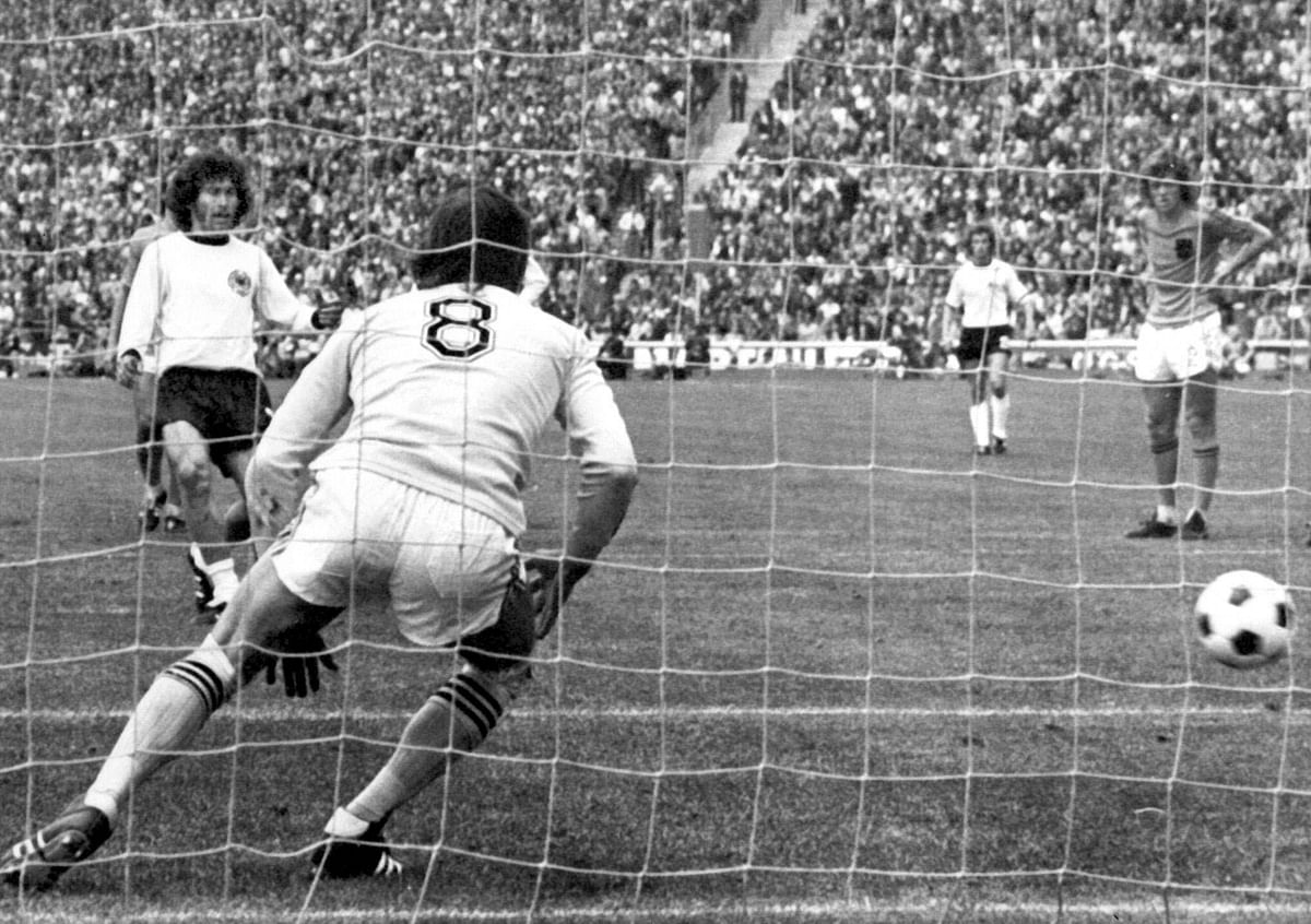 West German defender Paul Breitner ties the score at 1 on a penalty kick as he beats Dutch goalkeeper Jan Jongbloed on 07 July 1974 in Munich during the World Cup soccer final. Host West Germany beat The Netherlands 2-1 to earn its second World Cup title, twenty years after its first win over Hungary (3-2), 04 July 1954 in Bern. Photo: AFP