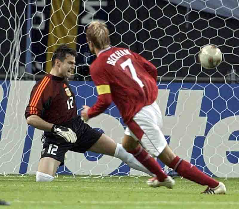 English midfielder David Beckham (R) scores a goal in front of Argentinian goalkeeper Pablo Cavallero during the Group F first round match Argentina/England of the 2002 FIFA World Cup in Korea and Japan on 07 June 2001 at Sapporo Dome Stadium. Photo: AFP