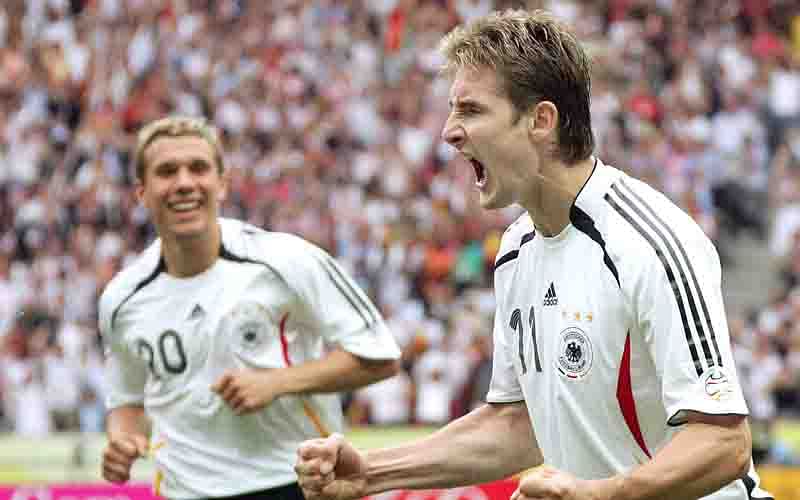 German forward Miroslav Klose (R) celebrates next to forward Lukas Podolski after scoring to tie the score at 1 at the Olympic stadium in Berlin on 30 June 2006, during the FIFA World Cup quarter-final match between Germany and Argentina. Photo: AFP