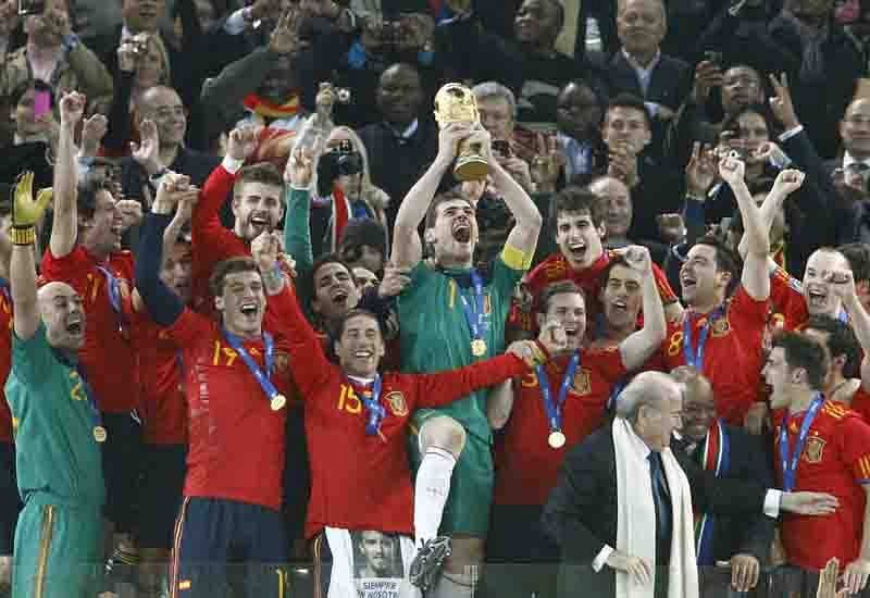 Spain's goalkeeper Iker Casillas holds the trophy during the award ceremony following the 2010 FIFA football World Cup between the Netherlands and Spain on July 11, 2010 at Soccer City stadium in Soweto, suburban Johannesburg. Photo: AFP