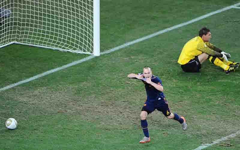 Spain's midfielder Andrés Iniesta (L) celebrates after scoring past Netherlands' goalkeeper Maarten Stekelenburg the first goal during the 2010 World Cup football final between the Netherlands and Spain on July 11, 2010 at Soccer City stadium in Soweto, suburban Johannesburg. Photo: AFP