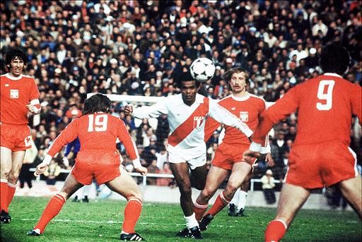 Peruvian midfielder Teofilo Cubillas (C) tries to control the ball surrounded by Polish forward Andrzej Szarmach (2nd R) and his teammates on 18 June 1974 in Mendoza during the World Cup soccer match between Poland and Peru. Poland beat Peru 1-0 on a goal by Szarmach. Photo: AFP
