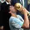 Diego Maradona kisses on World Cup trophy in 1986. Photo: AFP