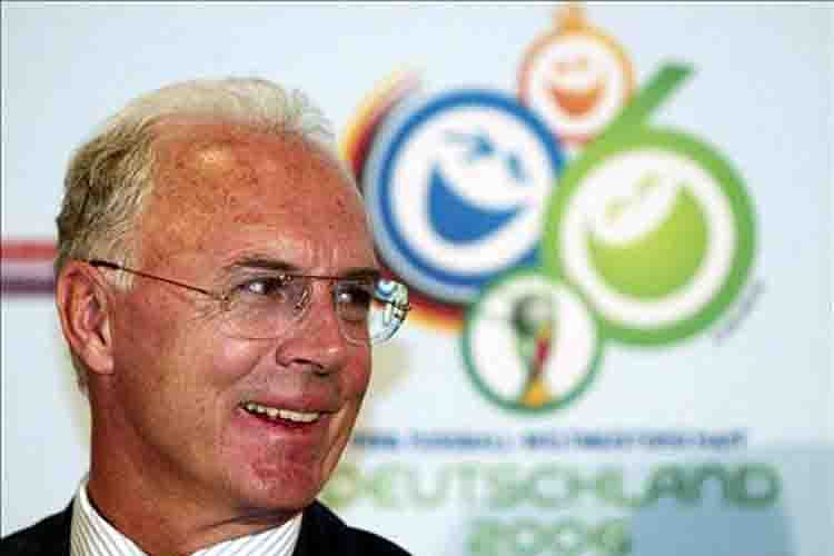 The president of the World Cup 2006 Organising Committee (OK) Franz Beckenbauer smiles on 18 October 2004 in Munich during a press conference, where he announced the OK were searching for up to 15,000 volunteers to ensure football's biggest showpiece runs smoothly from 09 June to 09 July 2006. Photo: AFP