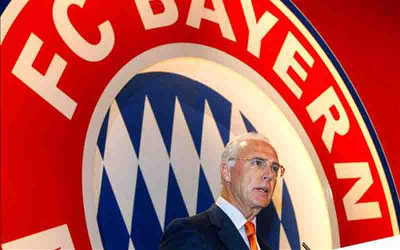 Franz Beckenbauer, president of German first division football club Bayern Munich, delivers a speech during the annual general meeting of his club in Munich on 19 November 2004. Bayern Munich reported a rare loss of 3.4 million euros for the 2003/04 season. Photo: AFP