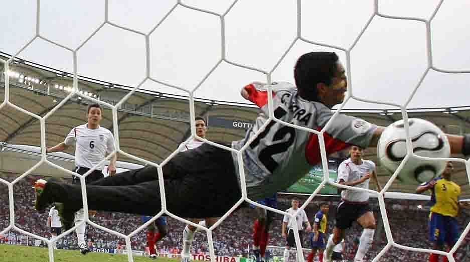 Ecuadorean goalkeeper Cristian Mora (C) dives in vain to block a free kick by English midfielder David Beckham (not pictured) for England's first goal during the round of 16 World Cup football match between England and Ecuador at Stuttgart's Gottlieb-Daimler Stadium, 25 June 2006. England were leading 1-0 in the second half. AFP