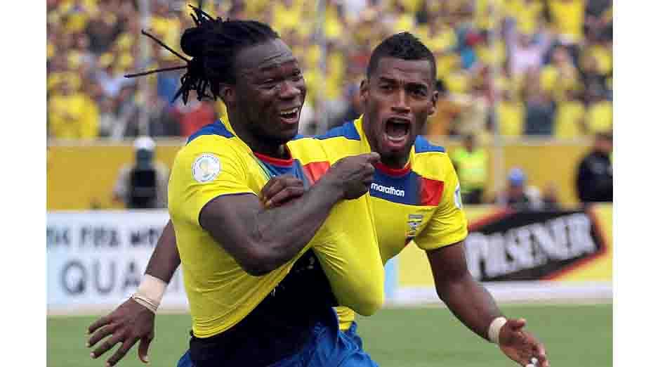 Ecuadorean forward Felipe Caicedo (L) celebrates after scoring against Paraguay during their FIFA World Cup Brazil 2014 South American qualifying football match in Quito, Ecuador on March 26, 2013. AFP