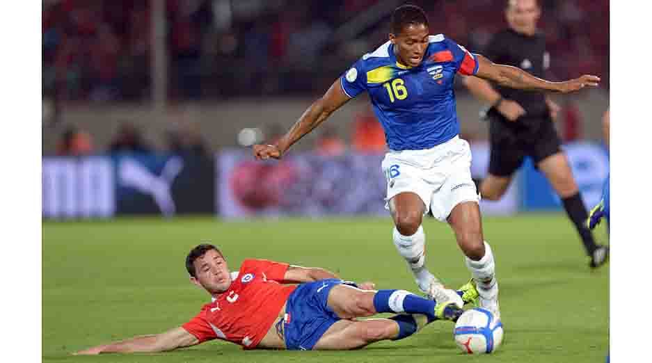 Chile's defender Eugenio Mena (L) vies for the ball with Ecuador's Luis Antonio Valencia, during their Brazil 2014 FIFA World Cup South American qualifier match, in Santiago, on October 15, 2013. AFP