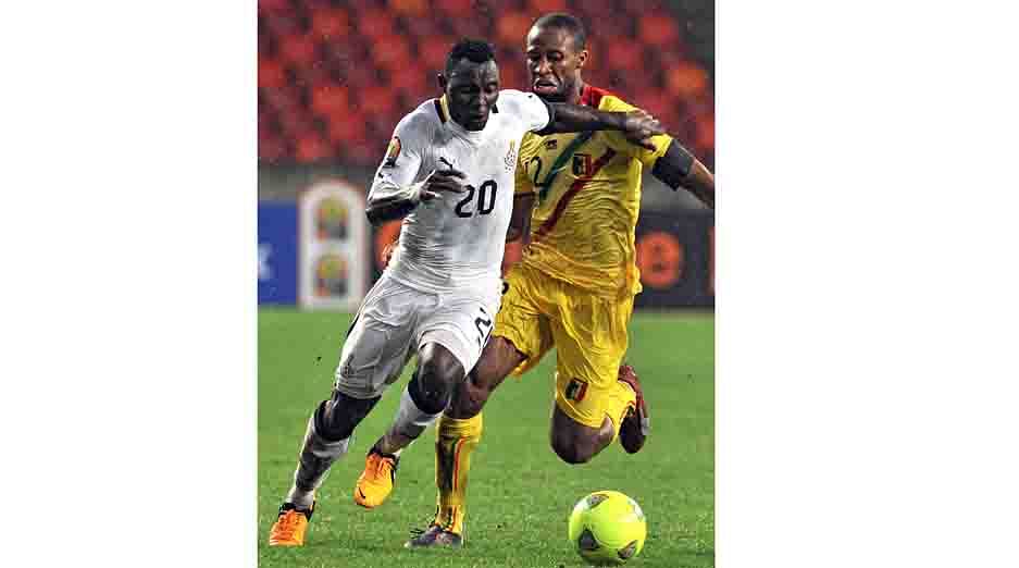 Mali's midfielder Seydou Keita (R) vies with Ghana's midfielder Kwadwo Asamoah during the 2013 African Cup of Nations third place final football match Mali vs Ghana, on February 9, 2013 in Port Elizabeth. AFP