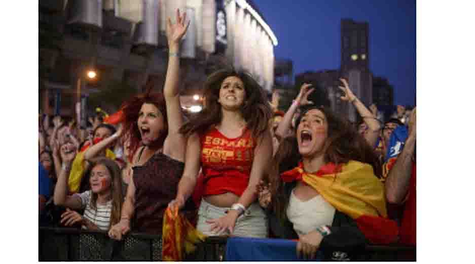 Spain fans react as they watch the FIFA World Cup 2014 football match between Spain and Chilli in Brazil, on a large screen in Madrid on June 18, 2014. AFP