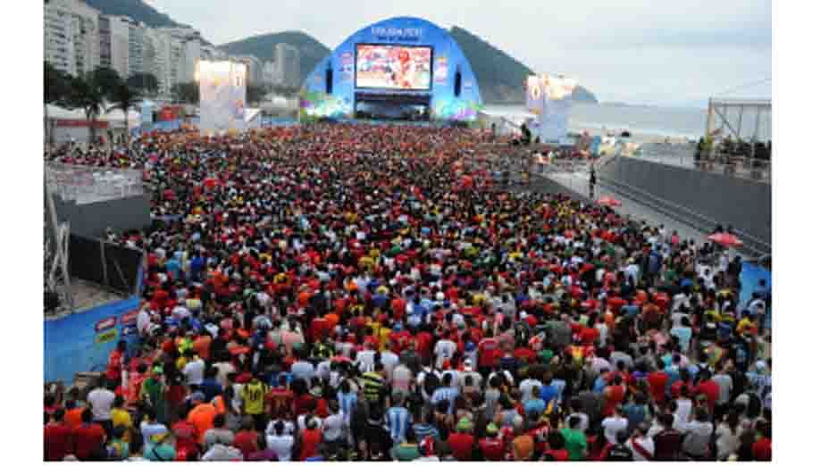 Fans of Chile and Spain gather at the FIFA Fan fest in Copacabana beach in Rio de Janeiro, Brazil on June 18, 2014 to attend the 2014 FIFA World Cup Spain vs Chile match. AFP