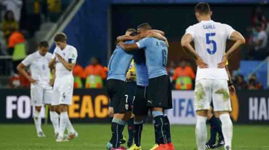 Uruguay players celebrate winning their 2014 World Cup Group D soccer match against England at the Corinthians arena in Sao Paulo on June 19, 2014. Reuters