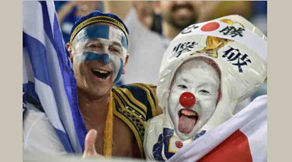 Japan and Greece fans cheer before the start of a Group C match between Japan and Greece at the Dunas Arena in Natal during the 2014 FIFA World Cup on June 19, 2014. AFP