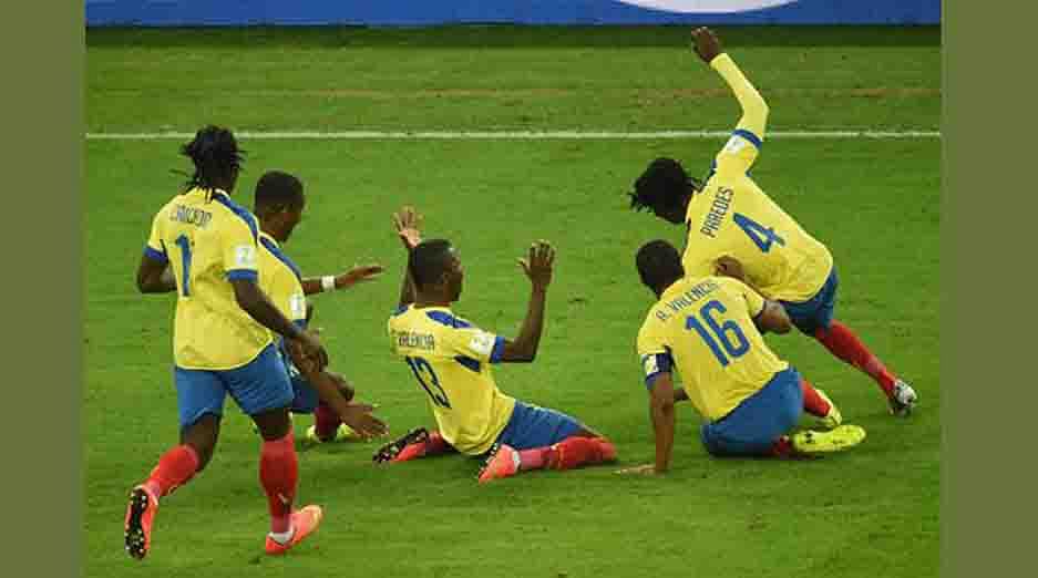 Honduran players celebrate their second goal during a Group E football match between Honduras and Ecuador at the Baixada Arena in Curitiba during the 2014 FIFA World Cup on June 20, 2014. AFP