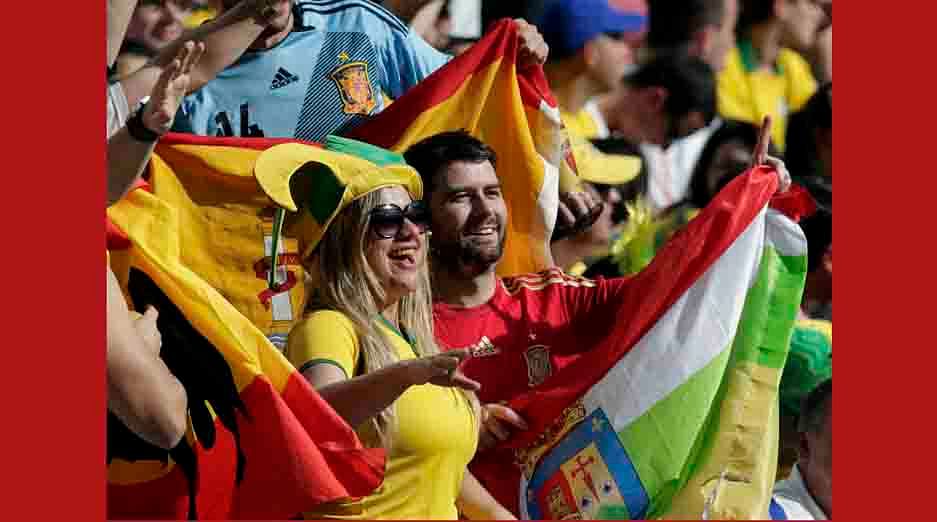Fans watch the 2014 World Cup Group B soccer match between Spain and Australia at the Baixada arena in Curitiba on June 23, 2014. Reuters