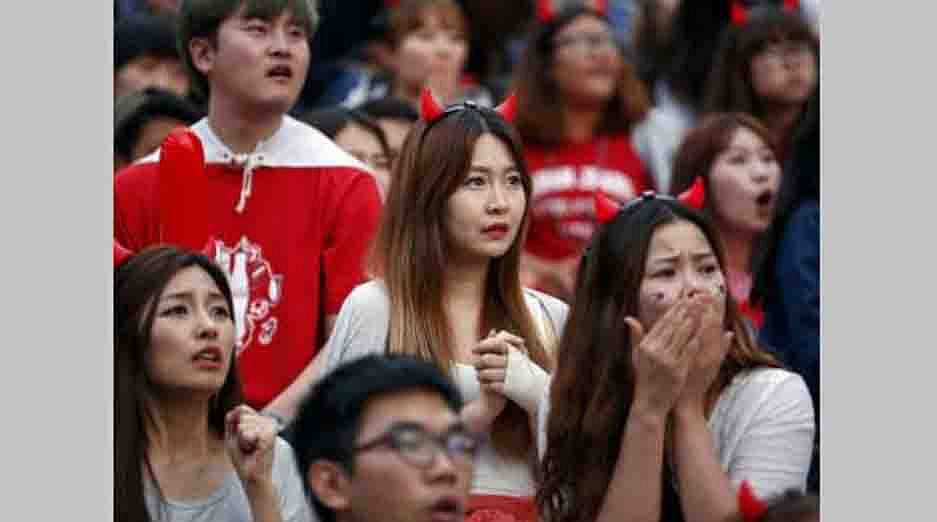 South Korean soccer fans react as they watch a live television broadcast of their 2014 World Cup Group H soccer match against Belgium, in Seoul on June 27, 2014. Reuters