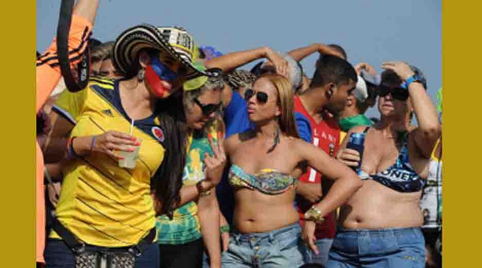 Fans of Colombia cheer their team before the FIFA World Cup match Colombia vs Uruguay, at the Fan Fest in Rio de Janeiro on June 28, 2014. AFP