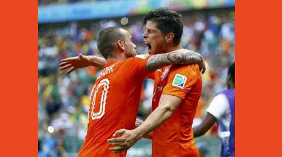 Klaas-Jan Huntelaar (R) of the Netherlands celebrates with his teammate Wesley Sneijder after scoring a penalty goal against Mexico during their 2014 World Cup round of 16 game at the Castelao arena in Fortaleza on June 29, 2014. Reuters