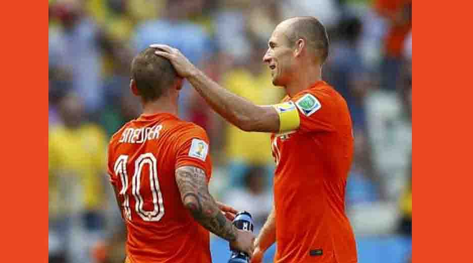 Wesley Sneijder (L) of the Netherlands celebrates with his teammate Arjen Robben after scoring a goal against Mexico during their 2014 World Cup round of 16 game at the Castelao arena in Fortaleza on June 29, 2014. Reuters