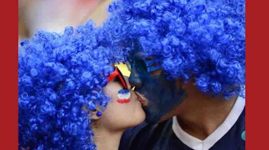 French fans kiss before the round of 16 football match between France and Nigeria at the Mane Garrincha National Stadium in Brasilia during the 2014 FIFA World Cup on June 30, 2014. AFP