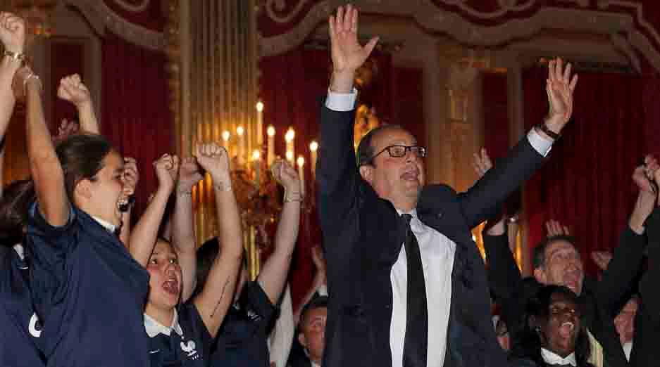 French President Francois Hollande (R) reacts as France team scores a goal against Nigeria in their 2014 World Cup round of 16 game at the Brasilia national stadium in Brasilia, at the Elysee Palace in Paris on June 30, 2014. Reuters