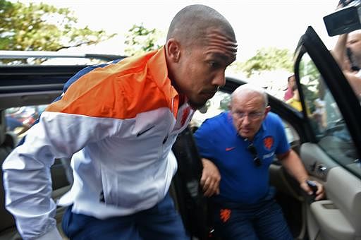 Netherlands' midfielder Nigel de Jong arrives at the hotel in Rio de Janeiro on July 1, 2014 during the 2014 FIFA World Cup in Brazil. AFP