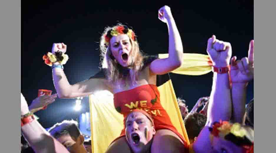 Belgian fans react as they watch a live broadcast of the 2014 FIFA World Cup football match between Belgium and the US at the FanFest at Copacabana Beach in Rio de Janeiro on July 1, 2014. AFP