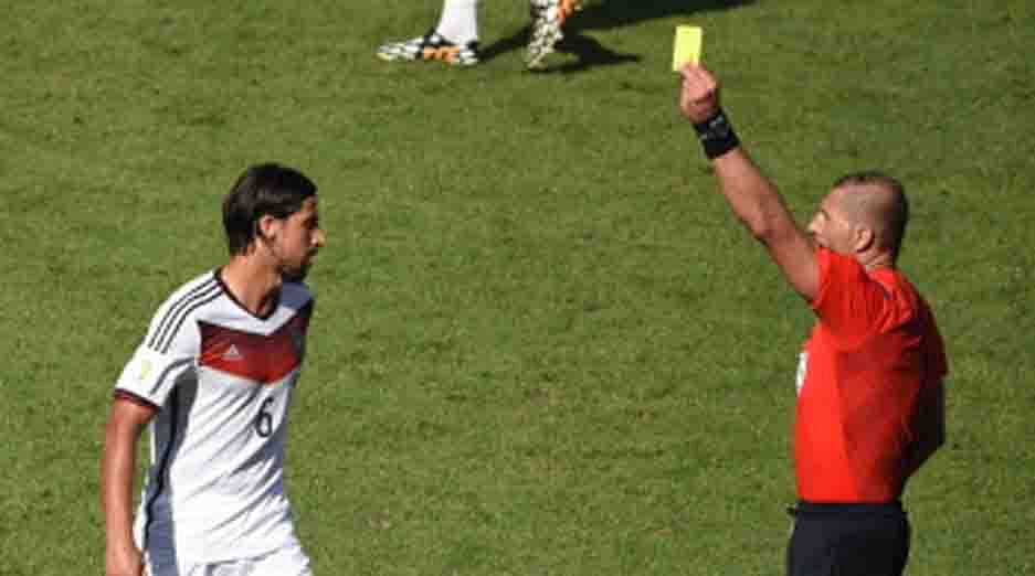 Argentinian referee Nestor Fabian Pitana shows the yellow card to Germany