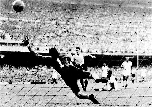 Uruguayan forward Juan Alberto Schiaffino (C) kicks the ball past Brazilian goalkeeper Moacyr Barbosa to tie the score at 1 during the World Cup final round soccer match between Uruguay and Brazil 16 July 1950 in Rio de Janeiro. AFP