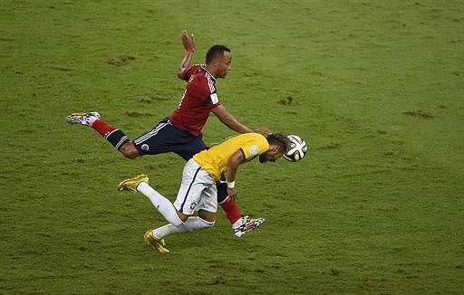 Colombia's defender Juan Camilo Zuniga (L) challenges Brazil's forward Neymar during the quarter-final football match between Brazil and Colombia at the Castelao Stadium in Fortaleza during the 2014 FIFA World Cup on July 4, 2014. AFP