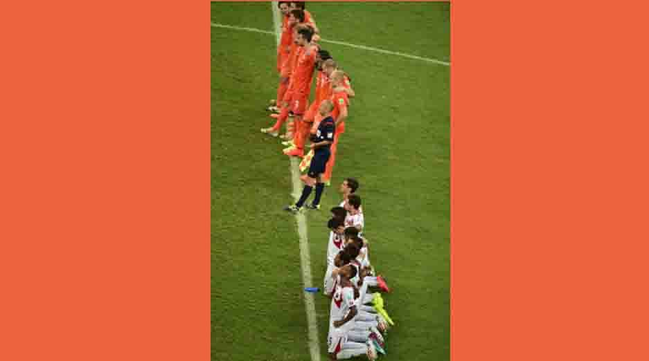 Players gather prior to the penalty shout out during a quarter-final football match between Netherlands and Costa Rica at the Fonte Nova Arena in Salvador during the 2014 FIFA World Cup on July 5, 2014. AFP