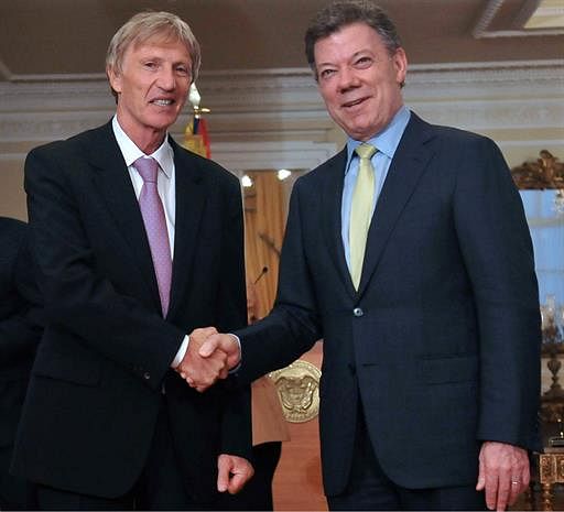 Colombian President Juan Manuel Santos (R) shaking hands with Jose Nestor Pekerman of Argentina, newly named coach of Colombia's national football team,at Narino presidential palace in Bogota, on January 19, 2012. AFP