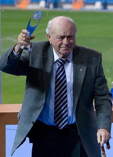 A file picture taken on February 17, 2008 shows Real Madrid's talismanic forward Alfredo Di Stefano holding up a trophy during a tribute to him in Madrid. AFP