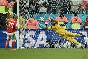 Ron Vlaar (L) during penalty shoot-outs following extra time during the semi-final football match between Netherlands and Argentina of the FIFA World Cup at The Corinthians Arena in Sao Paulo on July 9, 2014. AFP