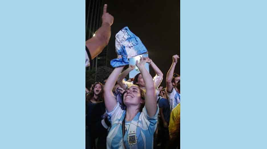 Argentine fans celebrate on the streets after beating the Netherlands in the FIFA World Cup Brazil 2014 semi-final football match in Sao Paulo, Brazil on July 9, 2014. Argentina beat the Netherlands 4-2 in penalty kicks and will face Germany in the FIFA World Cup final on July 13. AFP