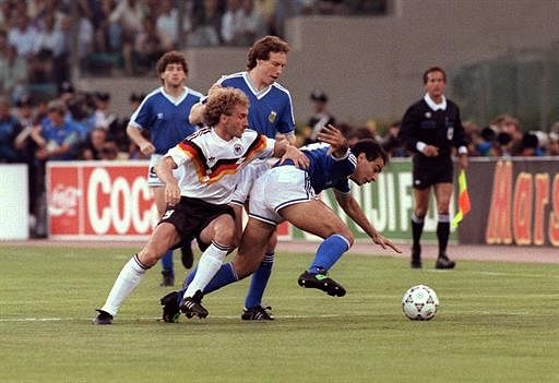 West German forward Rudi Voeller (L) fights for the ball with Argentinian Jose Serrizuela during the soccer World Cup final Argentina vs West Germany, 08 July 1990 in Rome. AFP