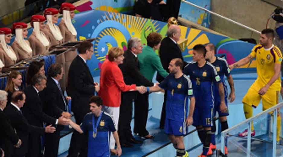German Chancellor Angela Merkel (C) congratulates Argentina