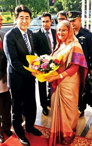 Bangladesh Prime Minister Sheikh Hasina welcomed Japanese Prime Minister Shinzo Abe as he visit Prime Minister's office on Saturday. Photo: BSS