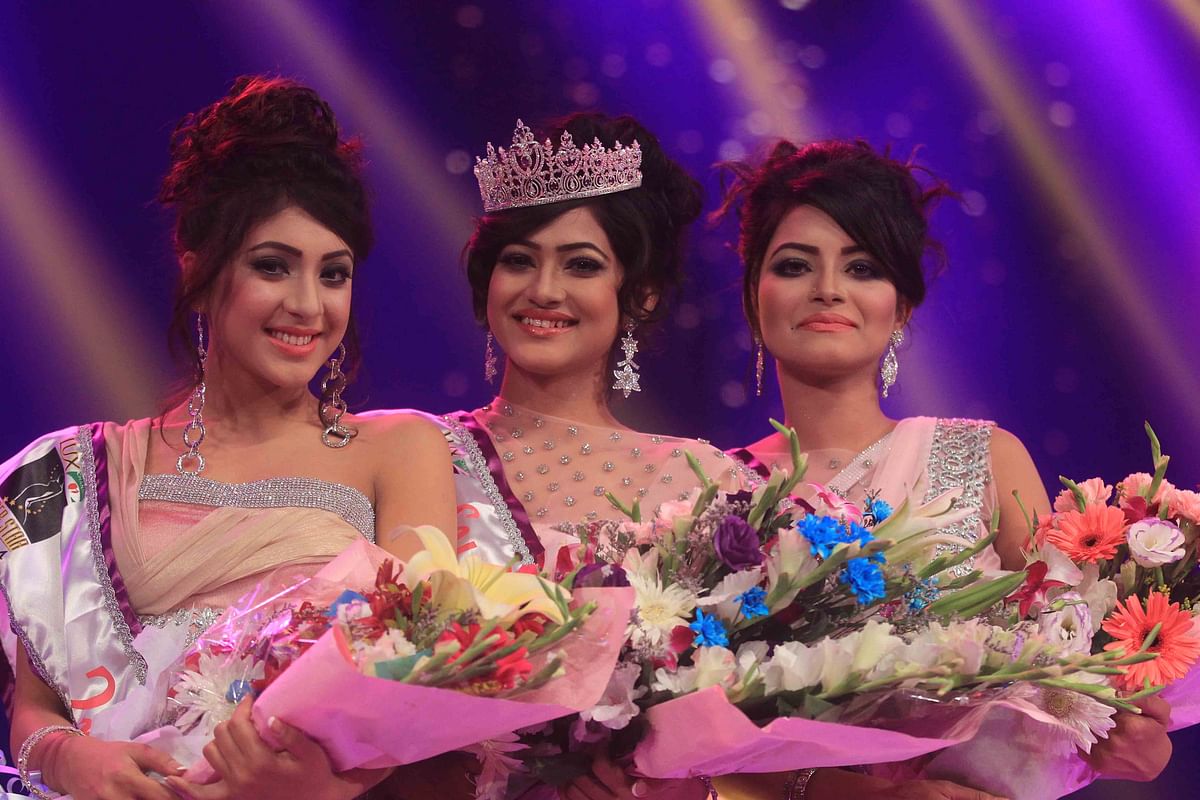 Lux Channel i Superstar 2014 Nadia Afrin (centre) pose for photograph with the first runner-up Nazifa Anzum (left) and second runner-up Nilanzana Nila at the Bangabandhu International Conference Centre on 8 November 2014. Photo: Monirul Alam